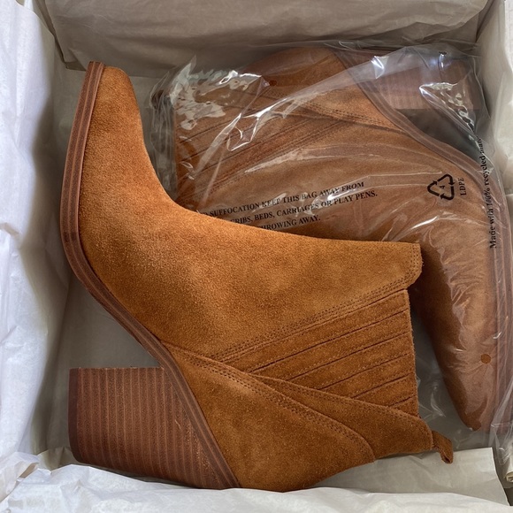 NWT Marc Fisher 9Medium Brown Boots - Picture 2 of 4